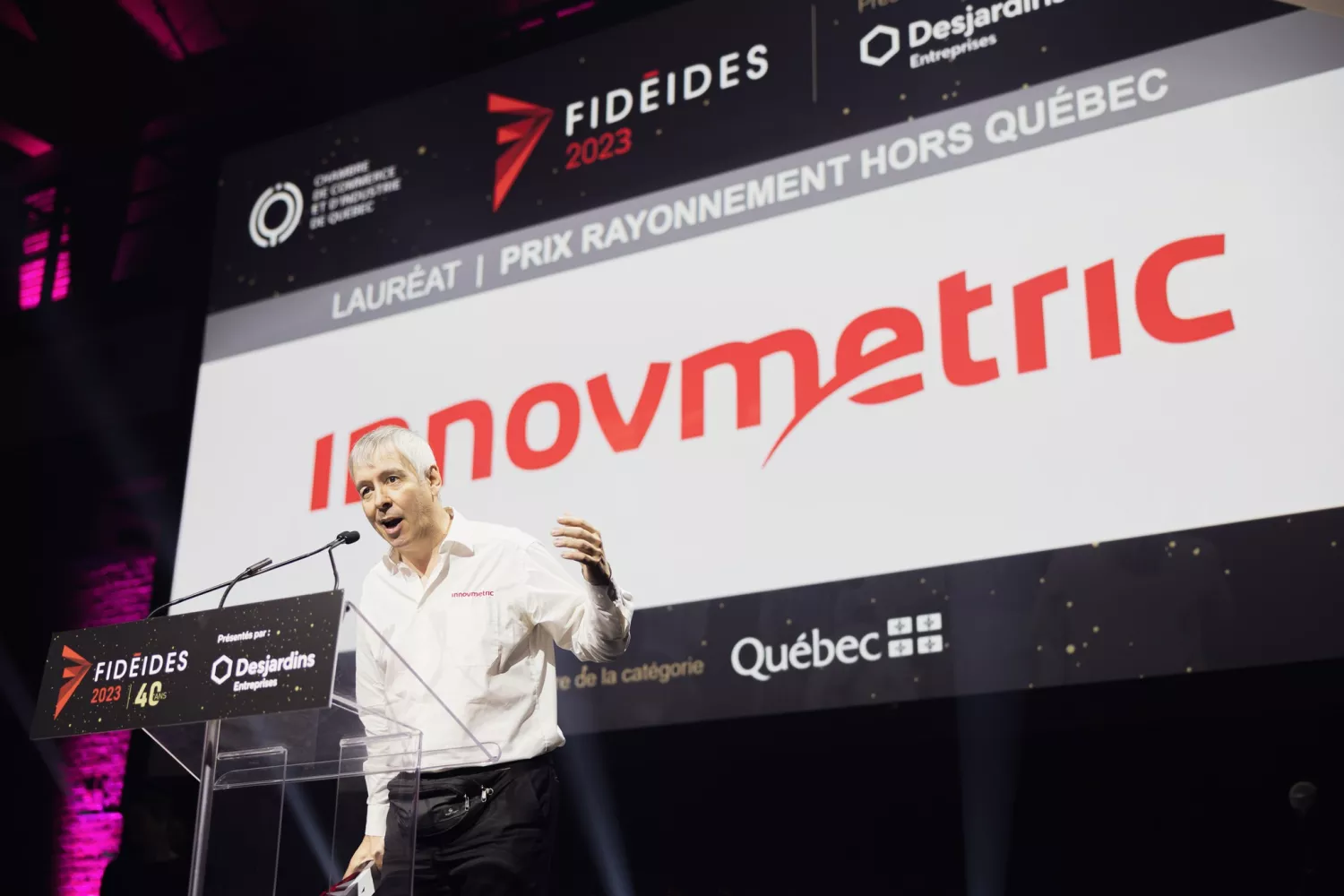 Marc Soucy, President and co-founder of InnovMetric, receiving a prize from the Quebec Chamber of Commerce and Industry. 